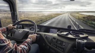 Camionero conduciendo.