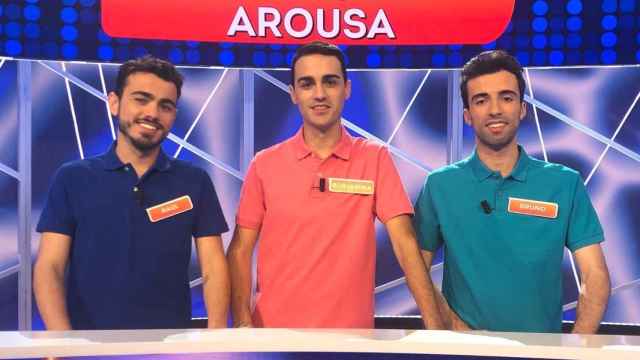 Los ‘Mozos de Arousa’ durante la grabación de un programa.
