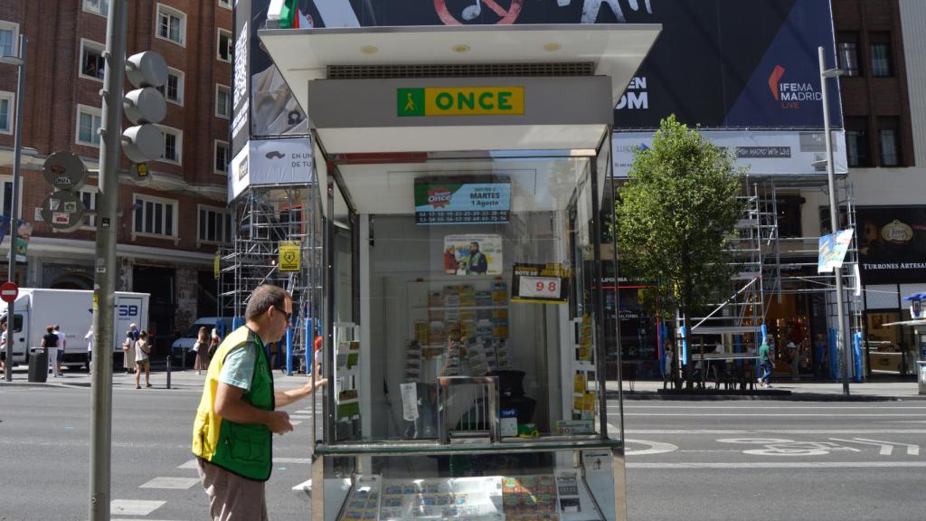 El lotero junto al puesto de la ONCE, situado a la altura del número 52, frente al KFC.