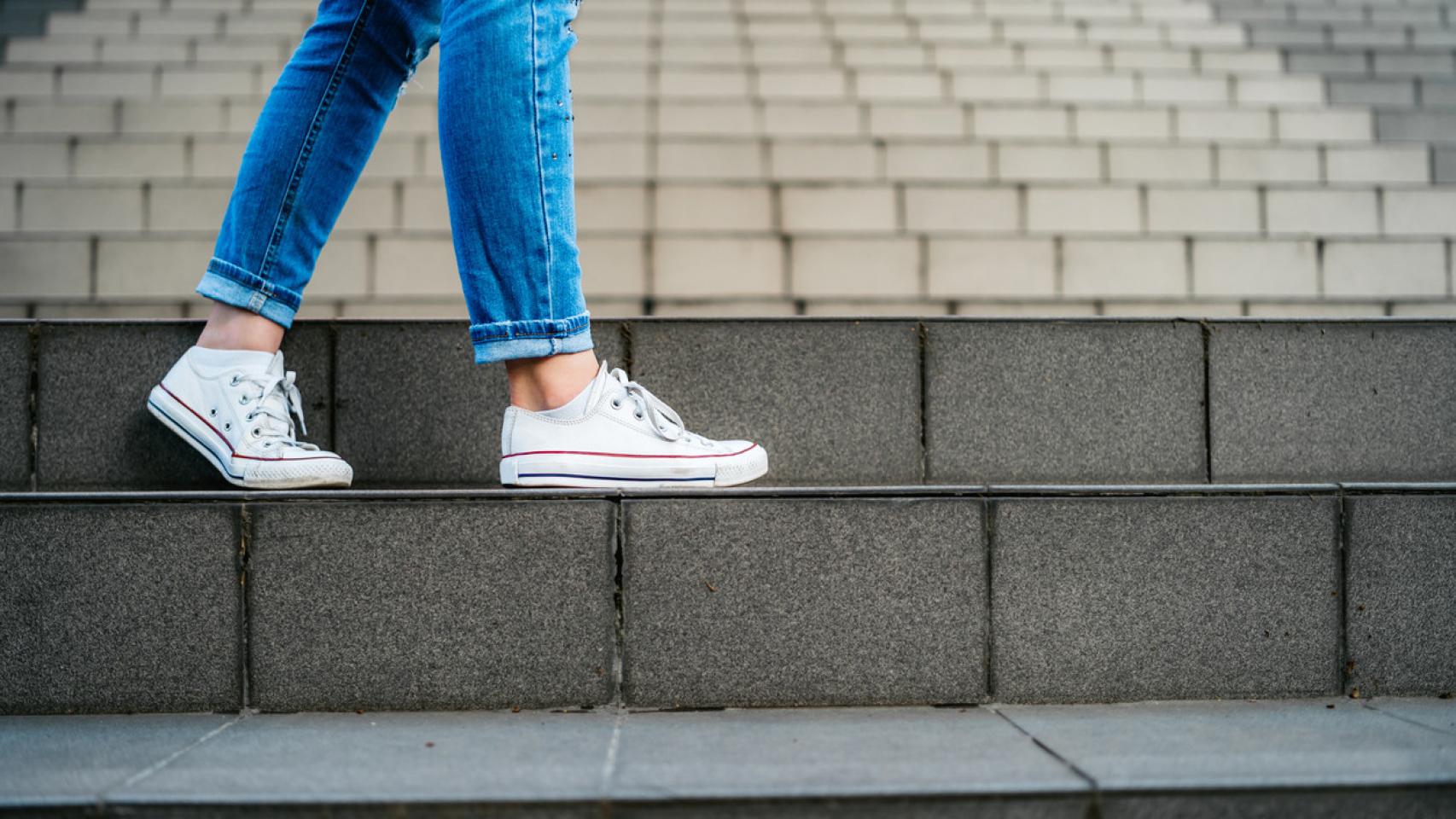 Imagen de archivo de zapatillas blancas. Foto: iStock.