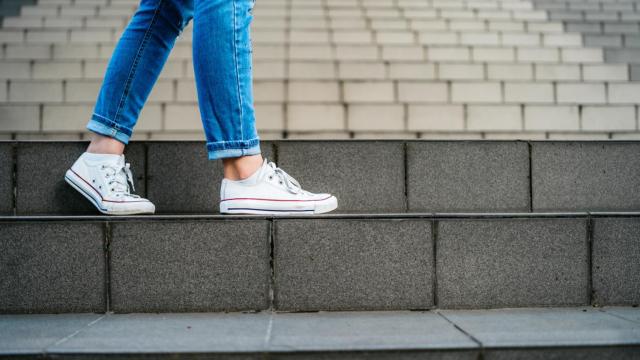 Imagen de archivo de zapatillas blancas. Foto: iStock.