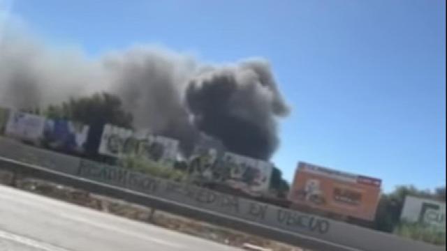 Una imagen de cómo se ve el incendio desde la carretera.
