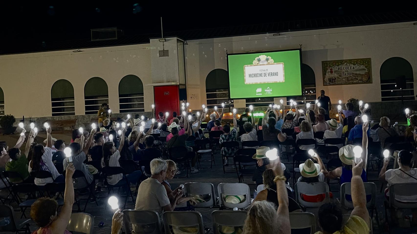Vecinos y visitantes de Alcolea de Tajo disfrutan del microcine de verano.