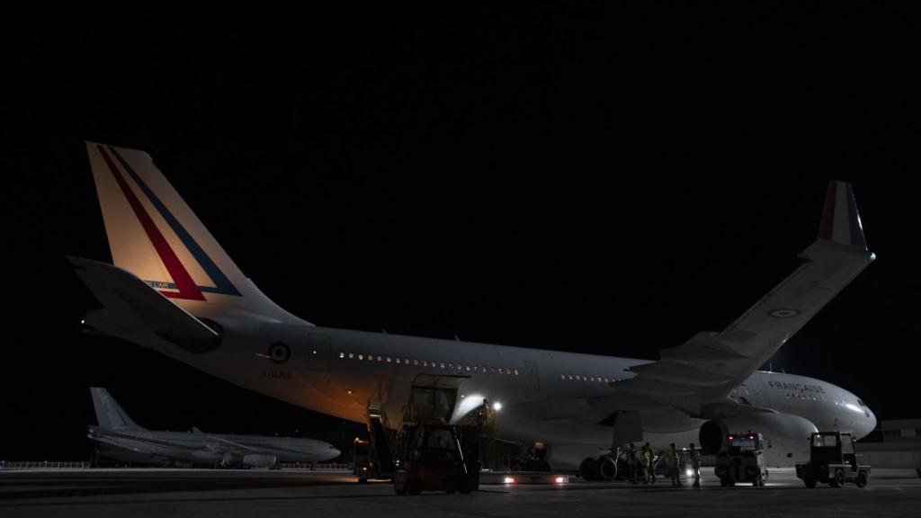 Dos de los cuatro aviones del Ejército del Aire de Francia que evacuaron a personas de Níger en la madrugada del jueves.