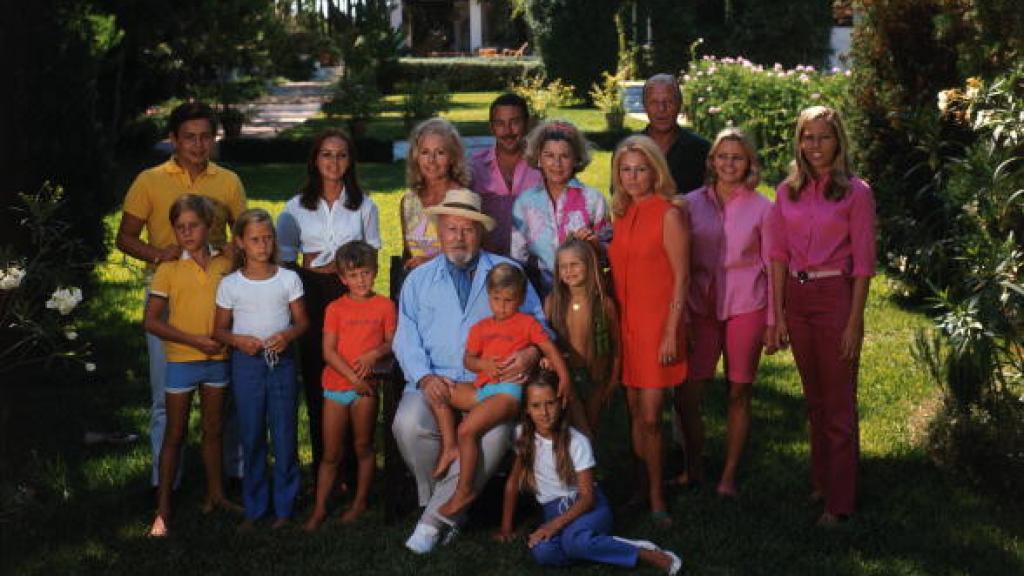 El  marido de Piedita, el príncipe Maximiliano von und zu Hohenlohe-Langenburg, en medio, retratado en su finca Santa Margarita de Marbella en 1967, un año antes de morir, por Slim Aarons, rodeado por alguno de sus nietos, como Anna Gamazo, la primera por la derecha.