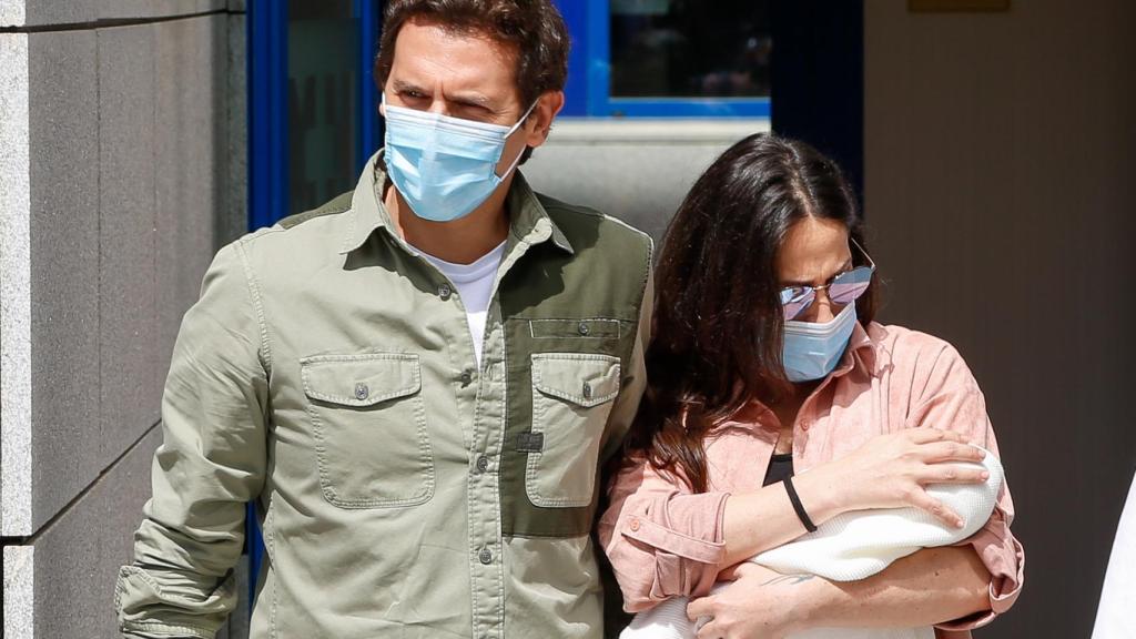 Albert Rivera y Malú saliendo del hospital tras el nacimiento de su hija Lucía, en junio de 2020.