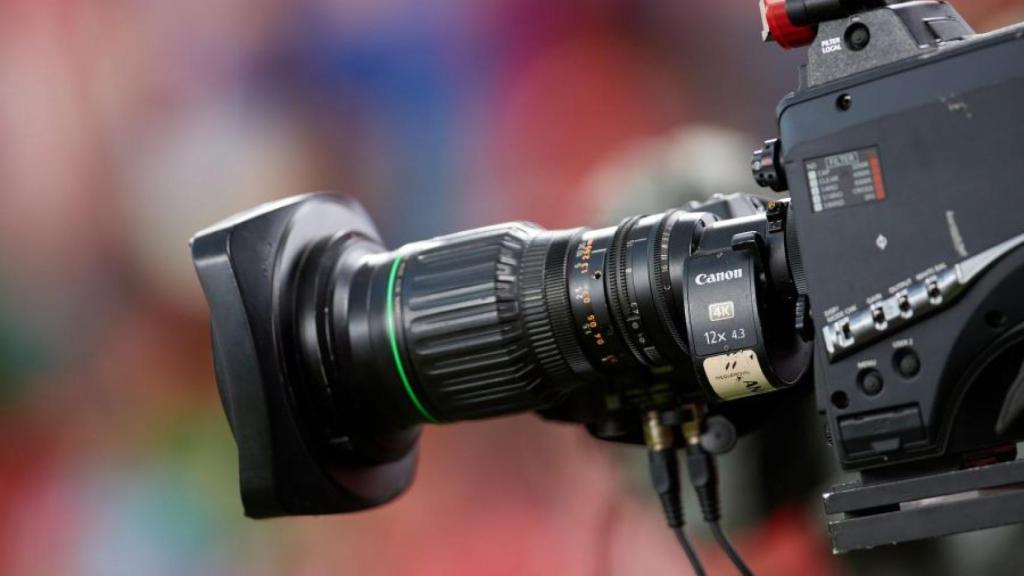 Una cámara de televisión en un estadio de fútbol.