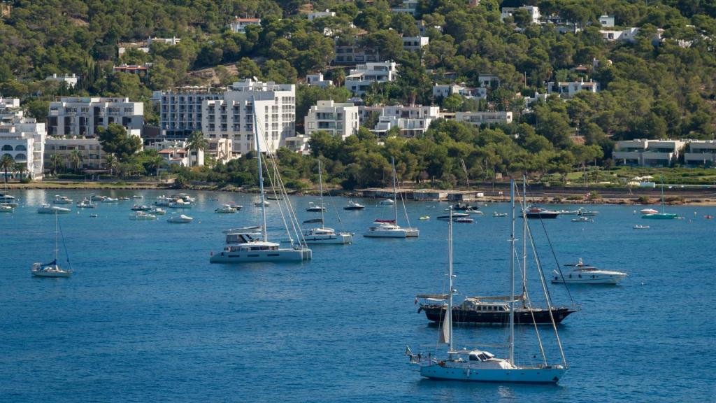 Vista general de varios barcos fondeados en la playa de Talamanca, en Ibiza, Baleares (España).