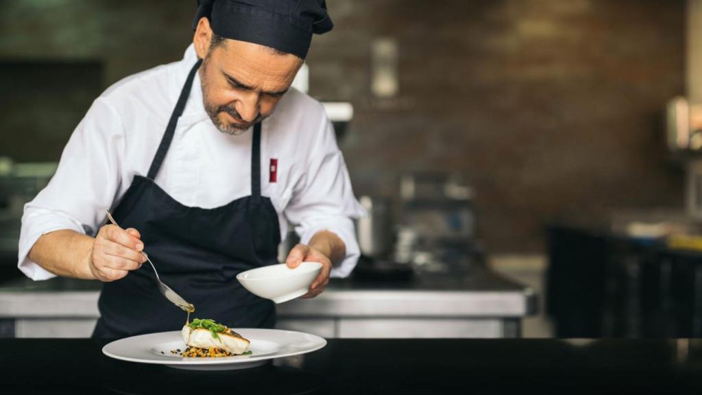 El chef Manuel Ramírez preparando uno de sus platos.