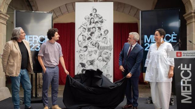 La escritora española de origen marroquí Najat el Hachmi, junto al alcalde de Barcelona, Jaume Collboni, durante la presentación de La Marcè 2023.