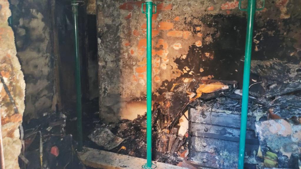 La habitación de Rafael, arrasada por las llamas y apuntalada por los bomberos.