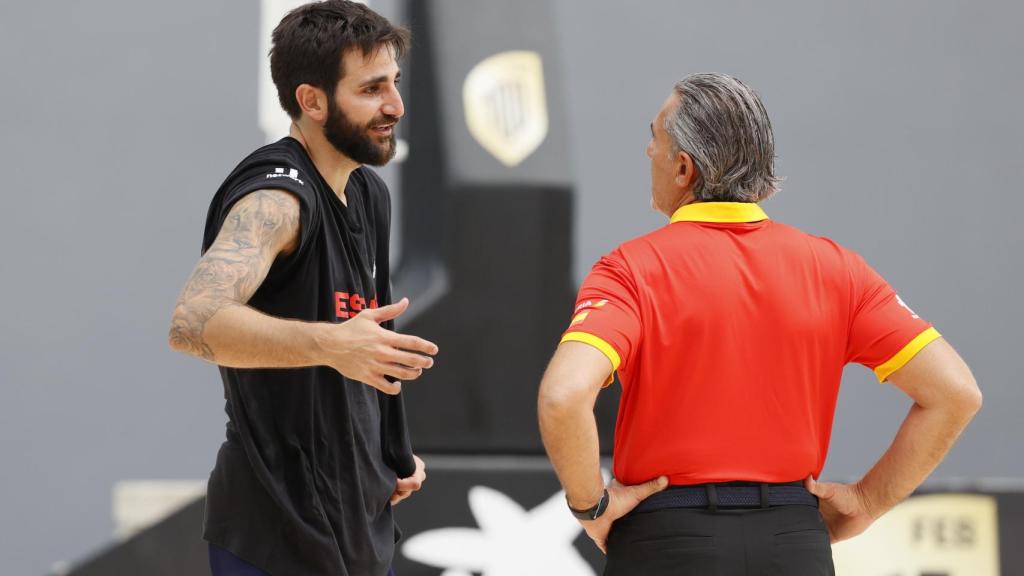 Scariolo dialoga con Ricky Rubio durante un entrenamiento.