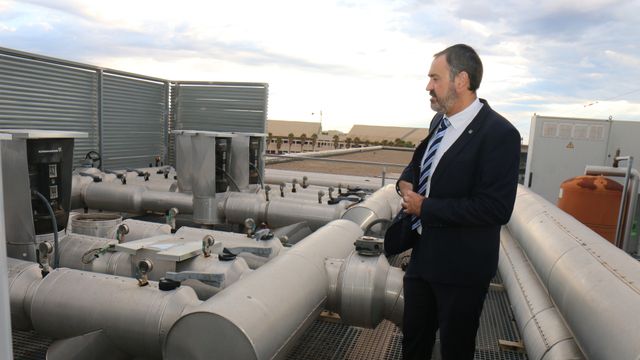 Salvador Ivorra, durante una visita a la maquinària de climatització en el terrat de la Biblioteca General.
