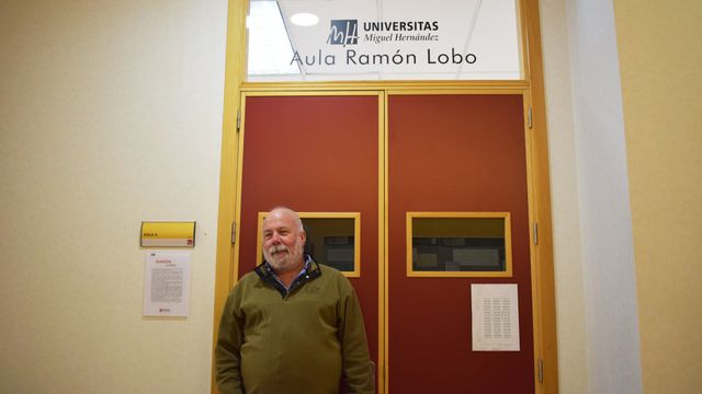 Ramón Lobo junto con el aula que lleva su nombre en la UMH de Elche en octubre de 2021.