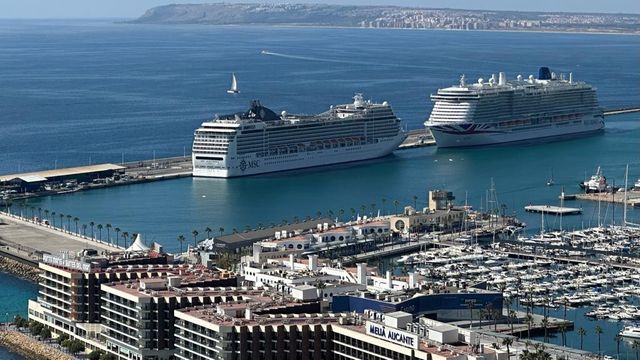 Dos cruceros en el puerto de Alicante vistos desde el Castillo de Santa Bárbara.