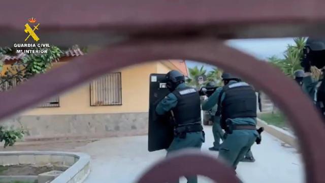 El momento en el que los guardias civiles entran en la vivienda.