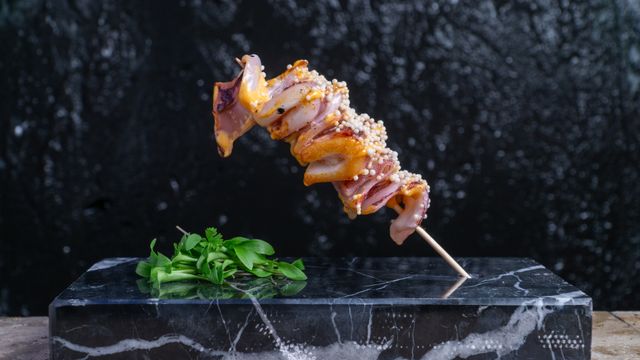 La tapa de espeto de chipirón a la brava.