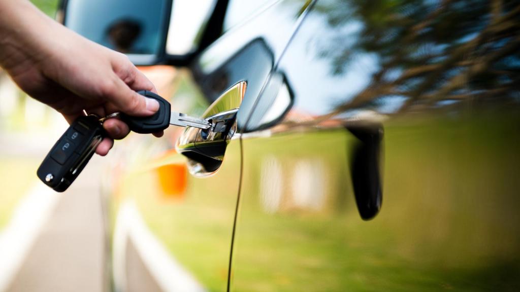 Estas son las funciones desconocidas que tienen las puertas de los coches (pocos las conocen)