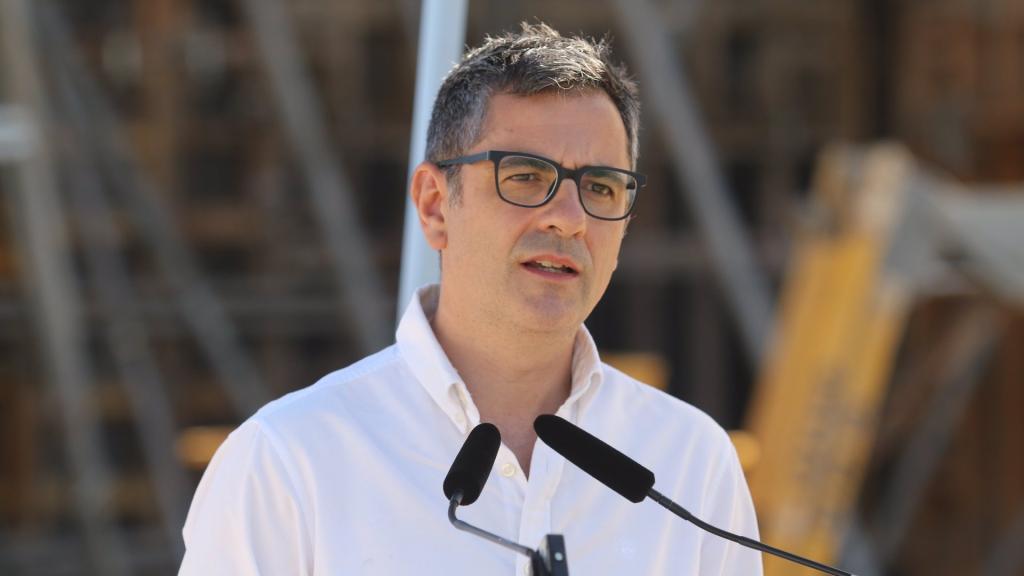 El ministro de la Presidencia, Félix Bolaños, en una atención a medios en Almería.