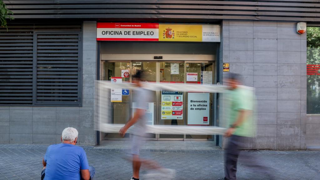 Varias personas pasan por delante de la oficina del SEPE.