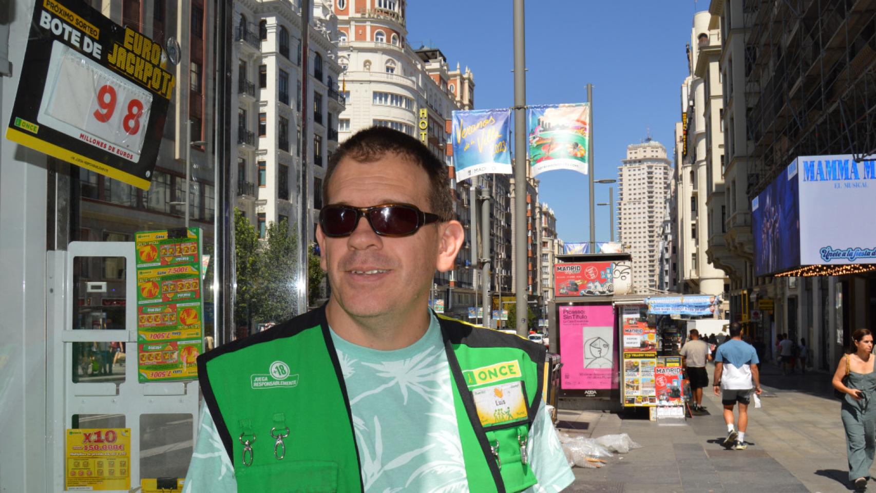 Luis, en su puesto de la ONCE en la Gran Vía de Madrid.