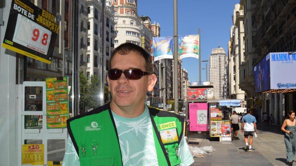Luis, en su puesto de la ONCE en la Gran Vía de Madrid.