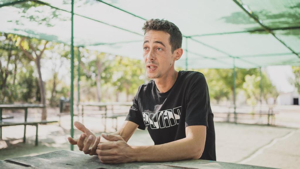 Lucas, monitor del campamento, durante la entrevista.