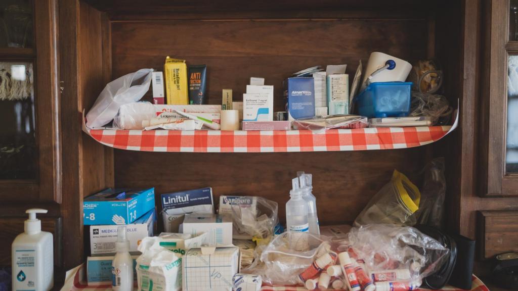 Una estantería con la medicación que suministran Isabel y la enfermera a los niños y niñas con cardiopatías.