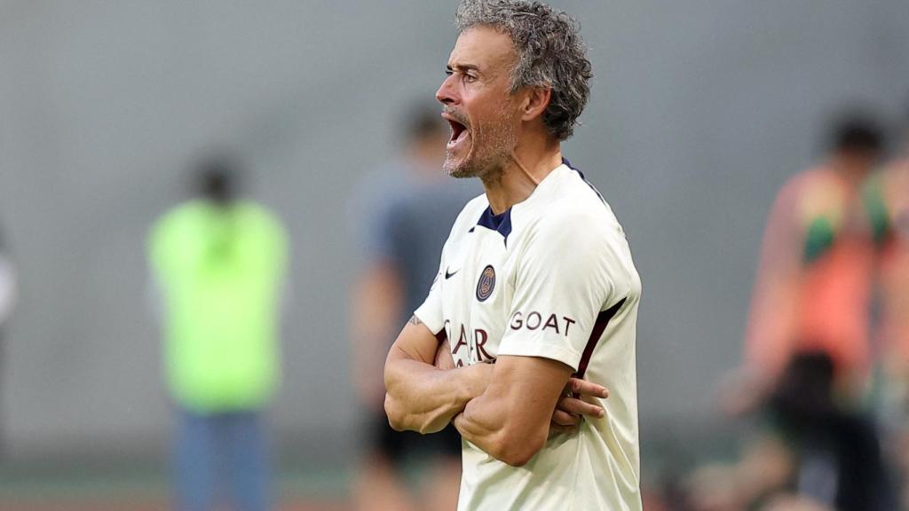 Luis Enrique da instrucciones desde la banda a los jugadores del PSG.