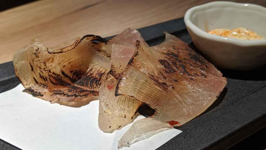 Si visitas esta izakaya deberías probar su aleta de raya a la brasa