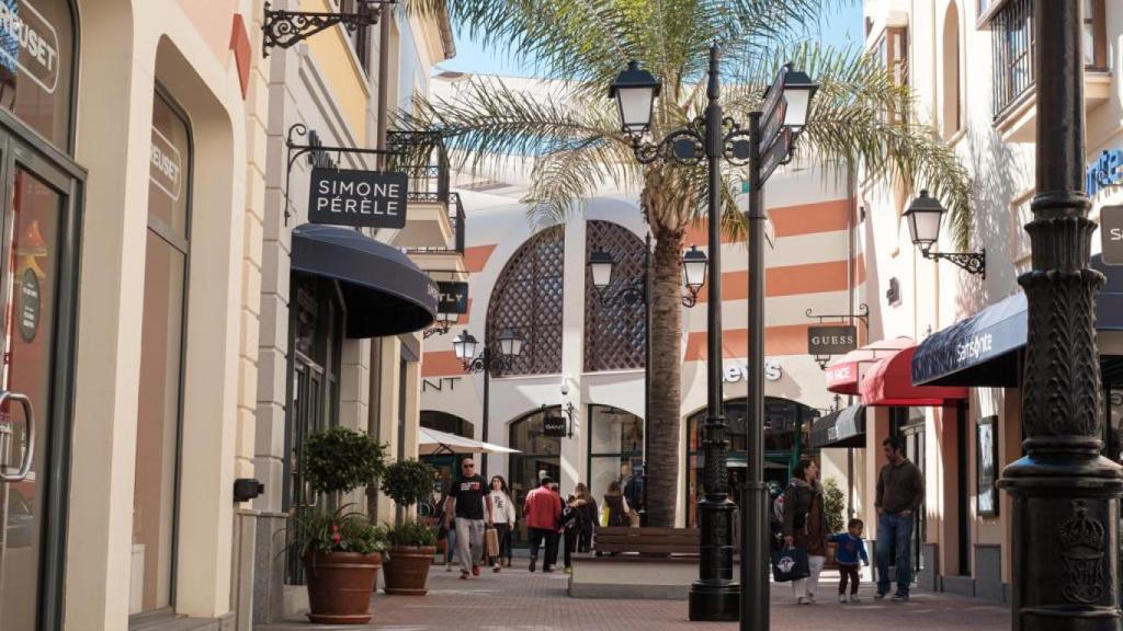 Miles de personas visitan McArthurGlen al día.