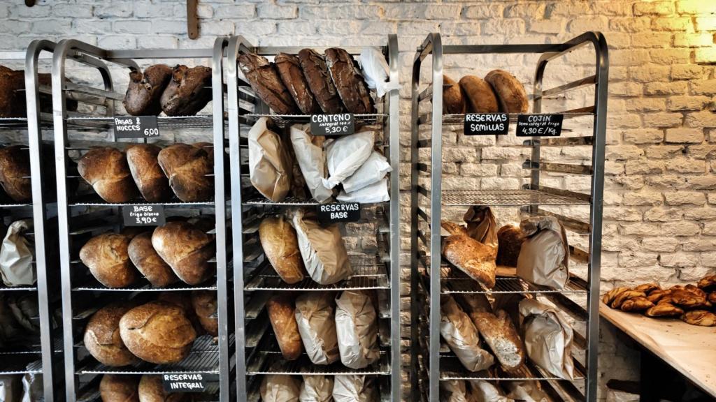 Estanterías con las variedades de pan de Panic.