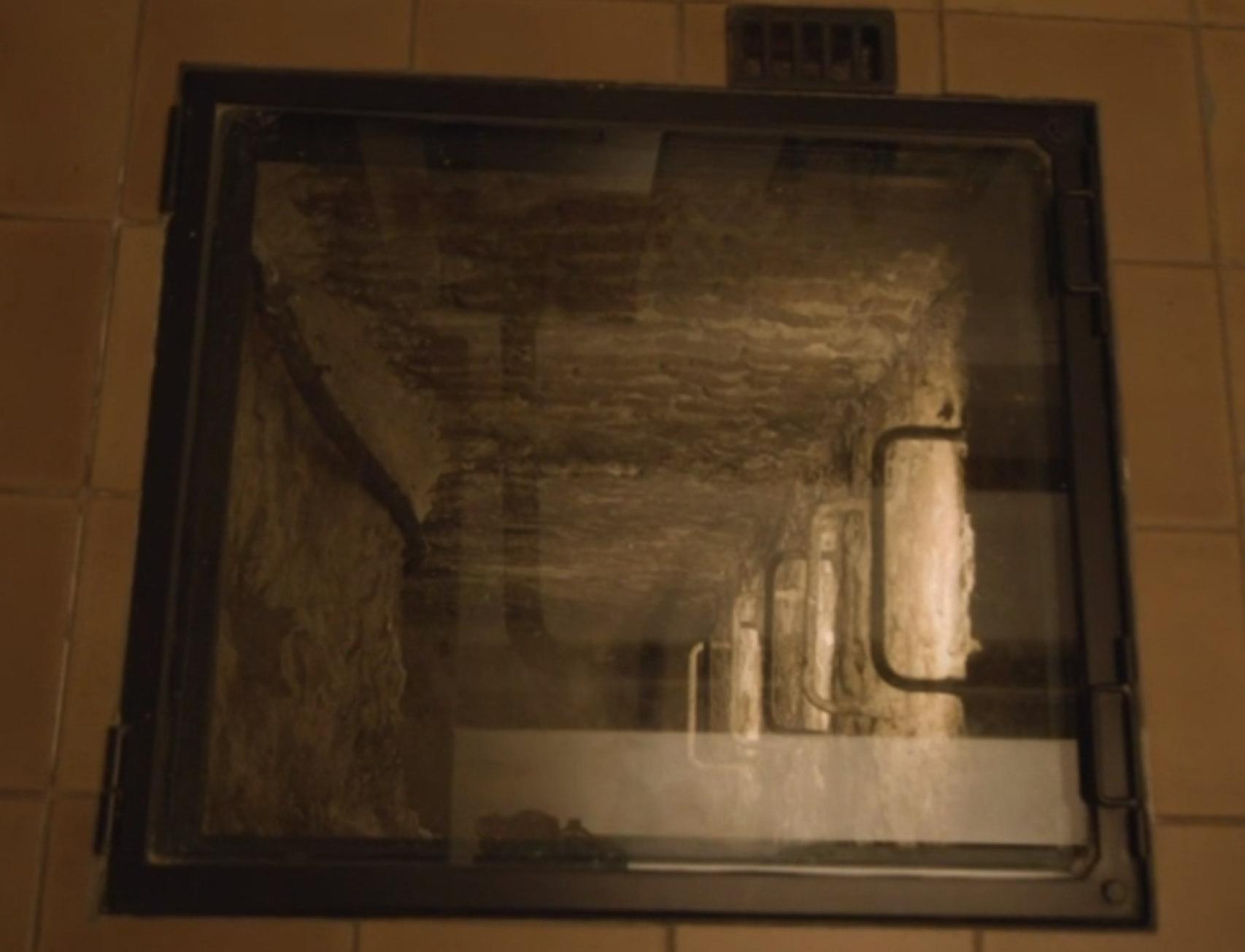 Imagen del pasadizo que aún se puede ver en las instalaciones de la Antigua Farmacia de la Reina Madre.
