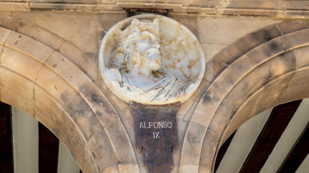 Medallón del rey Alfonso IX de León en la Plaza Mayor de Salamanca