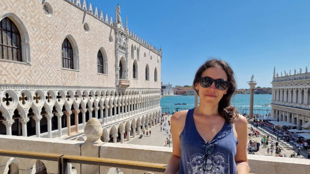 La periodista posa frente al Palacio Ducal veneciano.
