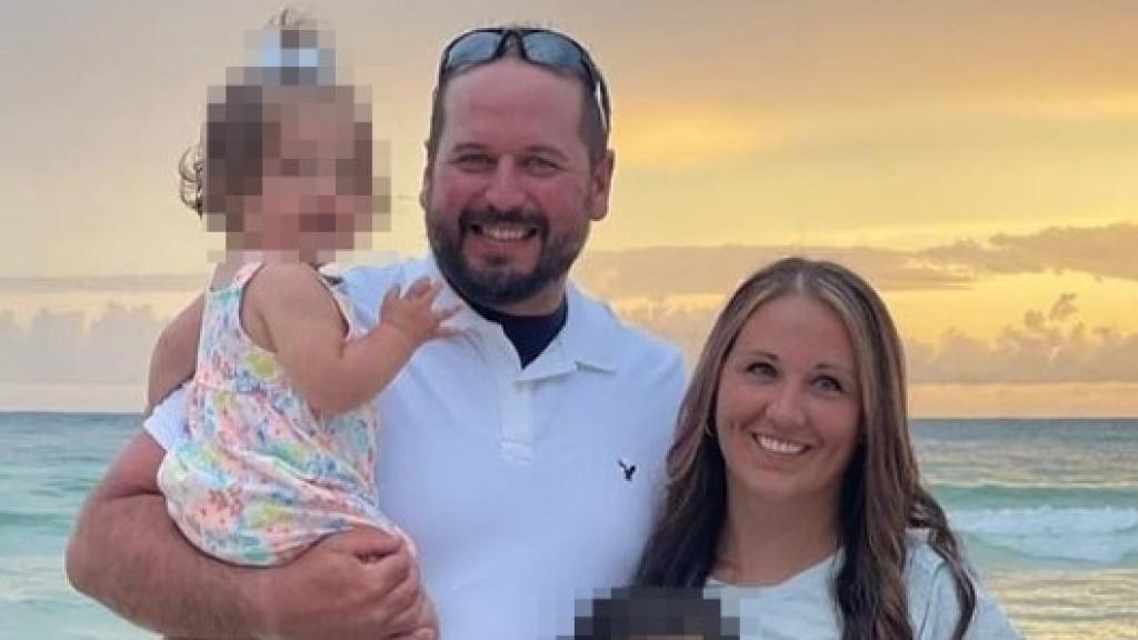 Fotografía de la fallecida junto a su marido y una de sus hijas.