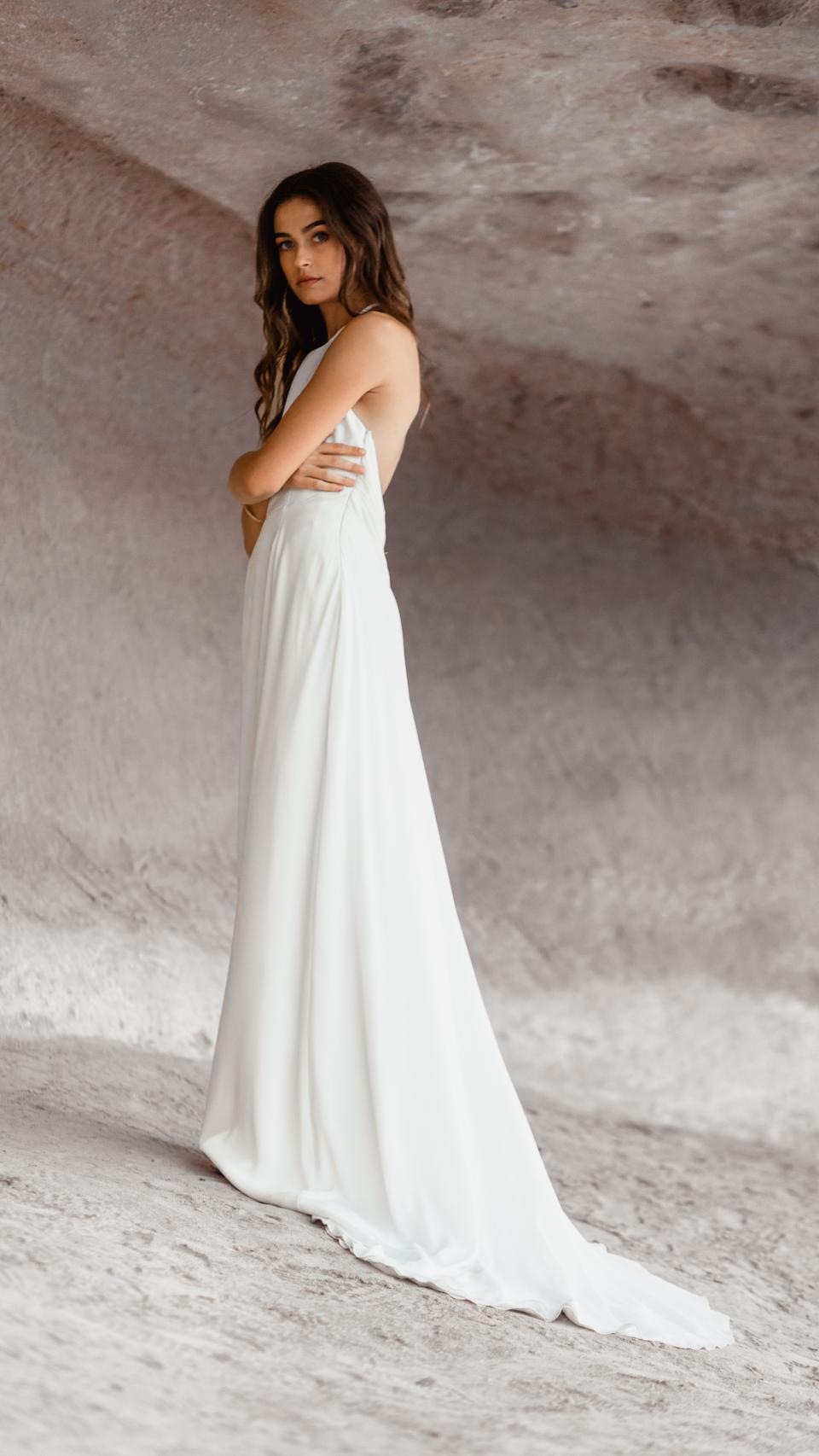 Modelo con uno de los vestidos de novia de Love Story.
