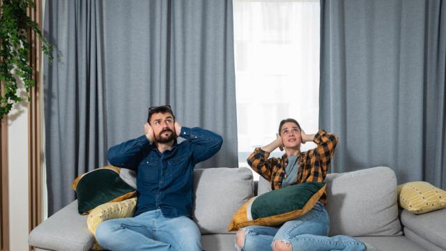 Una pareja no soporta el ruido de sus vecinos. Foto: iStock.