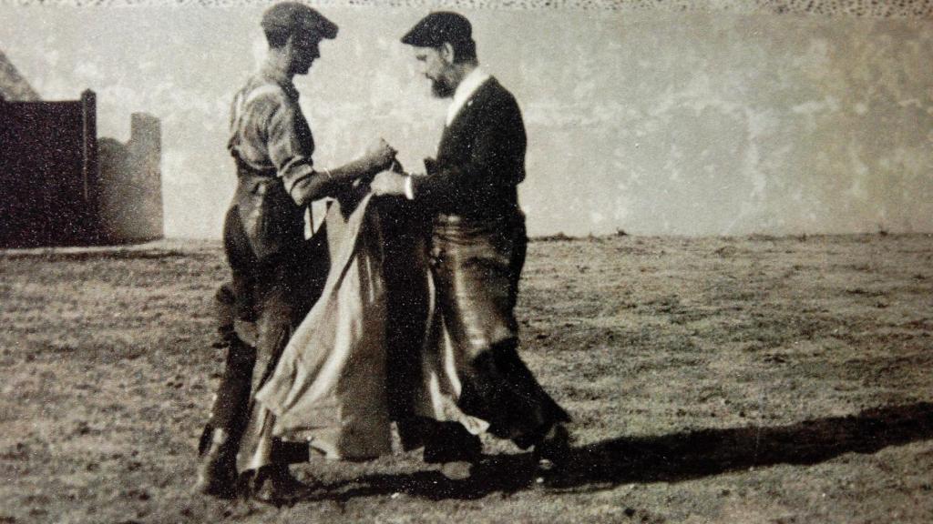 Luis Miguel Dominguín enseña a torear a Cela (el de la barba) en la plaza de tienta de La Companza.