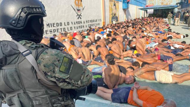 Presos reunidos en un patio durante una intervención en la cárcel del Litoral, el 26 de julio en Guayaquil.