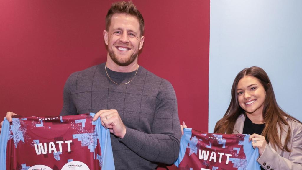 JJ Watt y su mujer con la camiseta del Burnley