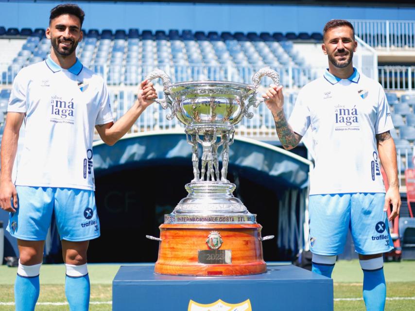 Juande y Dioni con el Trofeo Costa del Sol