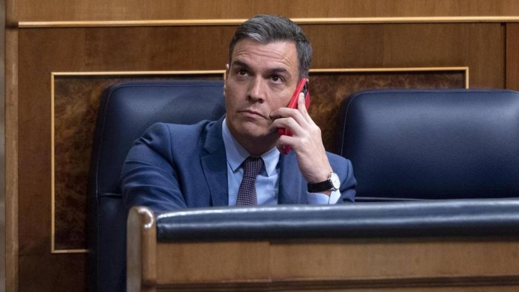 El presidente del Gobierno en funciones, Pedro Sánchez, haciendo uso de su teléfono móvil.