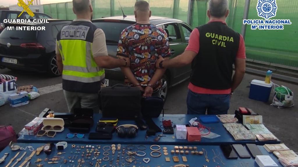 El detenido por los agentes, con el botín.