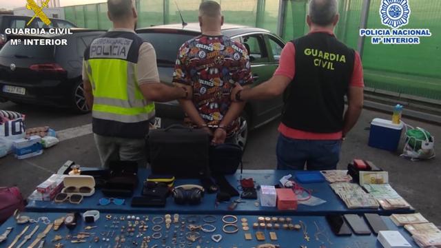 El detenido por los agentes, con el botín.