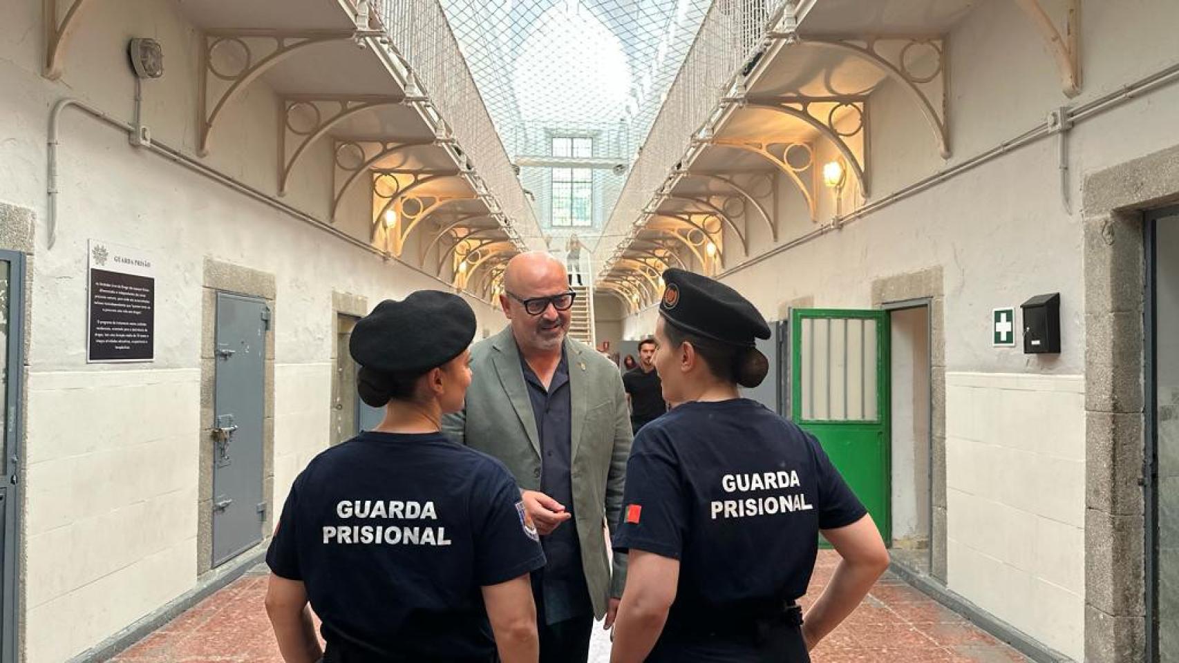 El concejal de cultura, Juan Carlos Monroy visita la antigua cárcel para saludar al equipo de rodaje