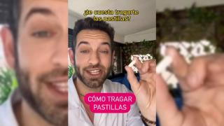 El farmacéutico Guillermo Martín explica cómo tragar la pastilla en su vídeo.