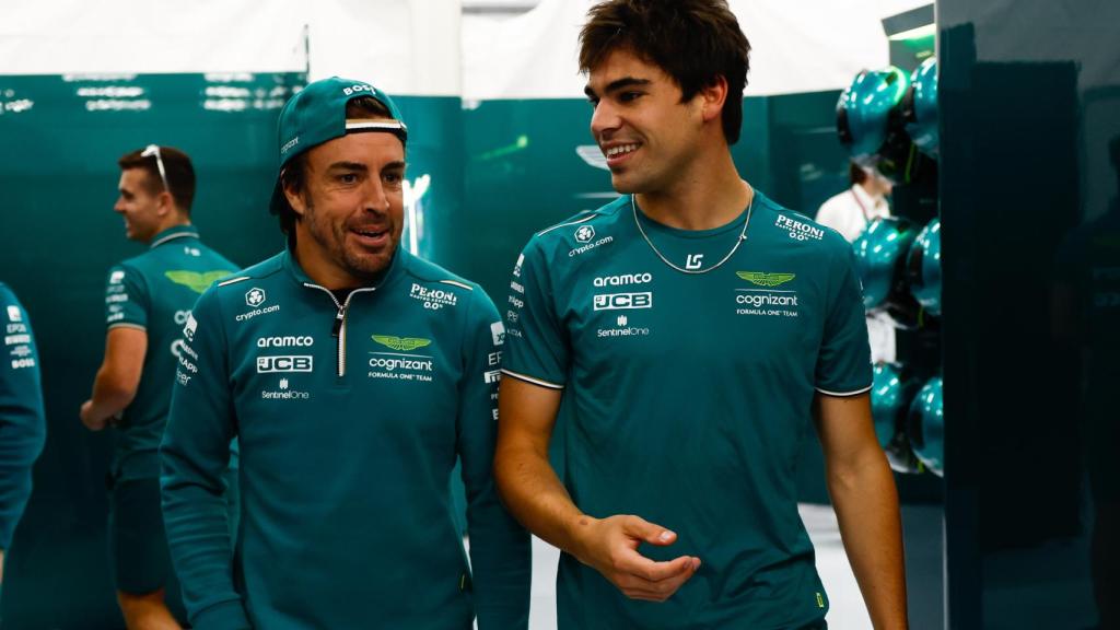 Fernando Alonso y Lance Stroll, en el box de Aston Martin