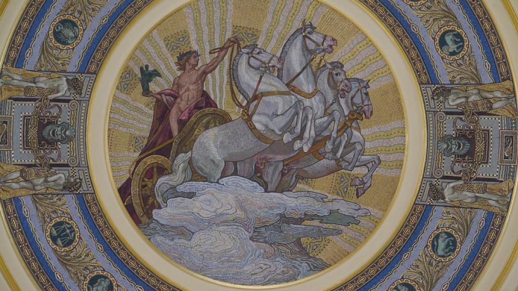 Cúpula del hall de entrada de los baños Széchenyi, en Budapest (Hungría), con la imagen de Faetón, hijo de Helios, conduciendo el carro solar de su padre.