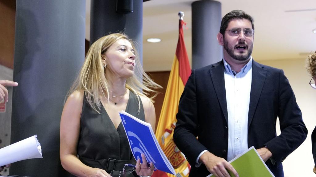 Los portavoces del PP y de Vox en el parlamento aragonés, Ana Alós y Alejandro Nolasco, este viernes tras la firma del pacto de gobierno.